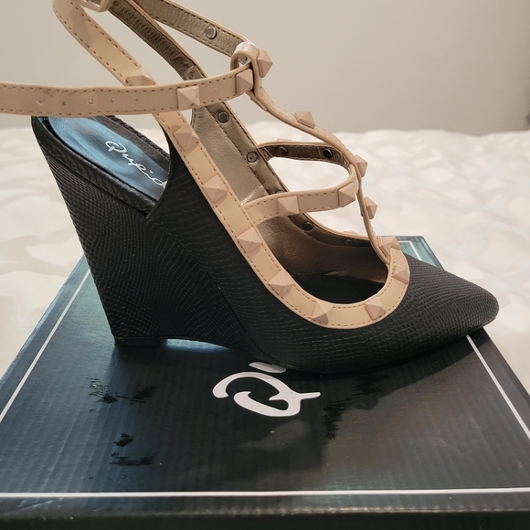 LIKE NEW- Qupid Pointed Toe Wedge Shoe - Picture 4 of 7
